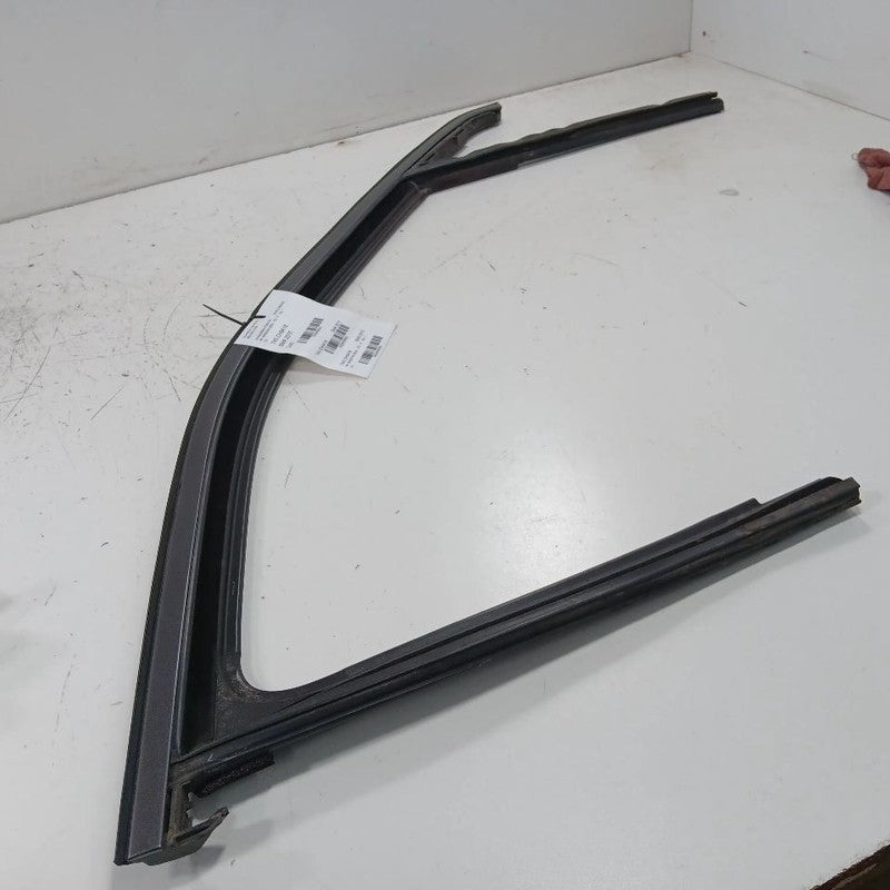 Jeep Compass Door Glass Window Seal Rubber Right Passenger Front 2017 2018 2019 