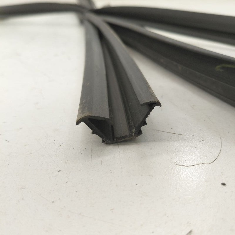 Honda HR-V Door Glass Window Seal Rubber Right Passenger Front  2026 2