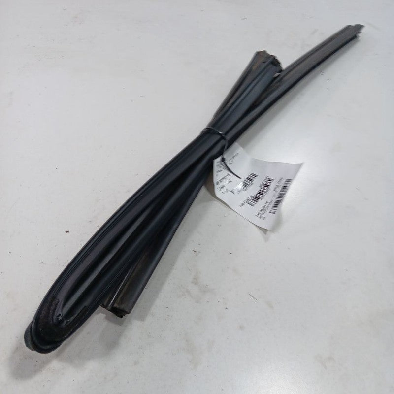 Grand Cherokee Door Glass Window Seal Rubber Right Passenger Rear Back 2017 2018