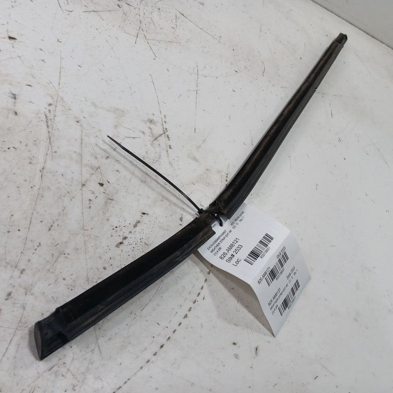 Jeep Renegade Door Glass Window Weather Strip Trim Front Right Passeng