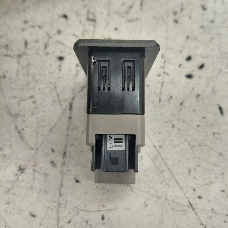 Nissan Versa USB Plug In Hub Port  2019 2018 2017 2016