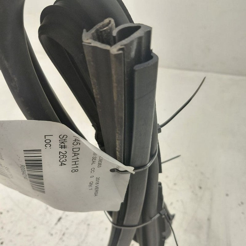 Nissan Versa Note Door Glass Window Seal Rubber Right Passenger Front 