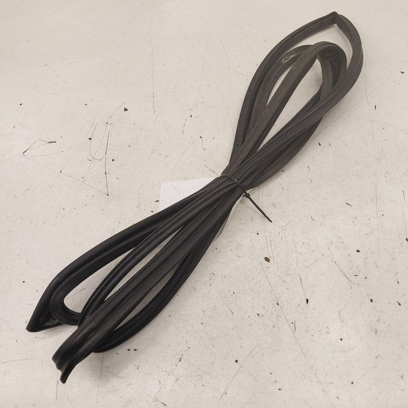 Mitsubishi Outlander   On Door Seal Rubber Left Driver Front  2018 201