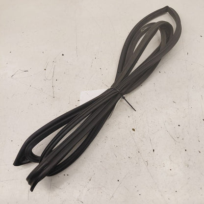 Mitsubishi Outlander   On Door Seal Rubber Left Driver Front  2018 201