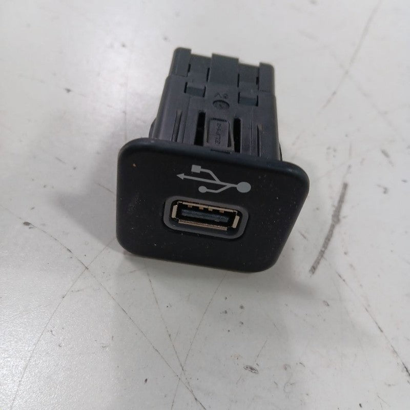 Fiat 500 USB Plug In Hub Port  2016 2017 OEM