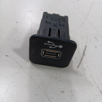 Fiat 500 USB Plug In Hub Port  2016 2017 OEM