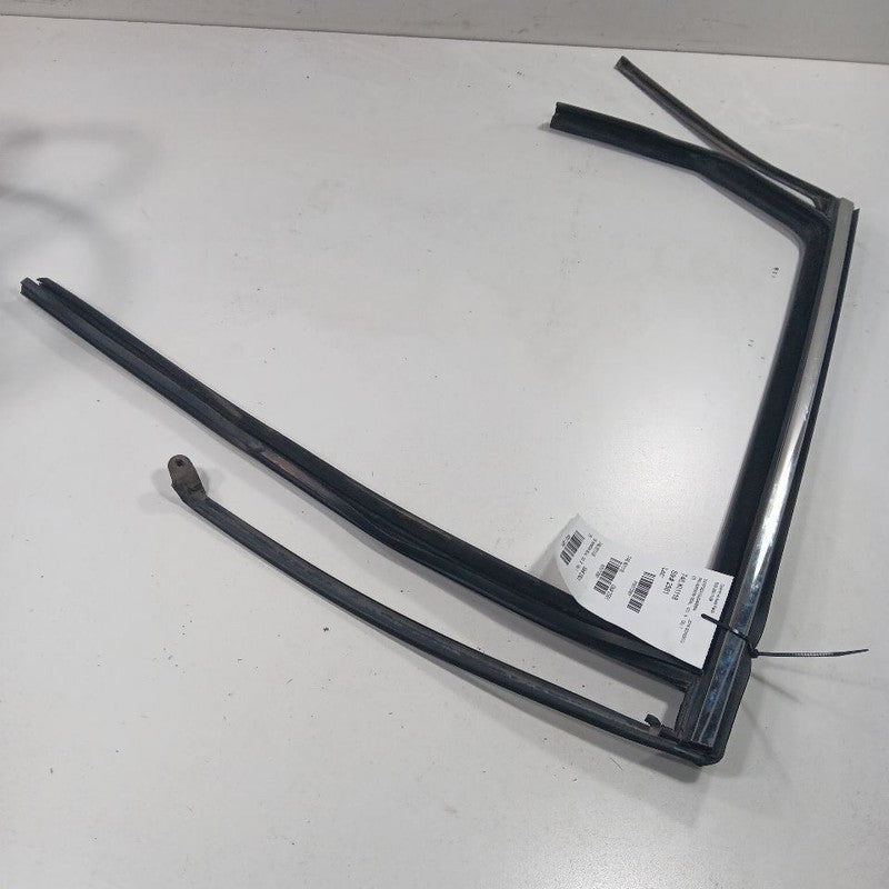 Kia Sorento Door Glass Window Seal Rubber Right Passenger Rear Back  2018 2017 