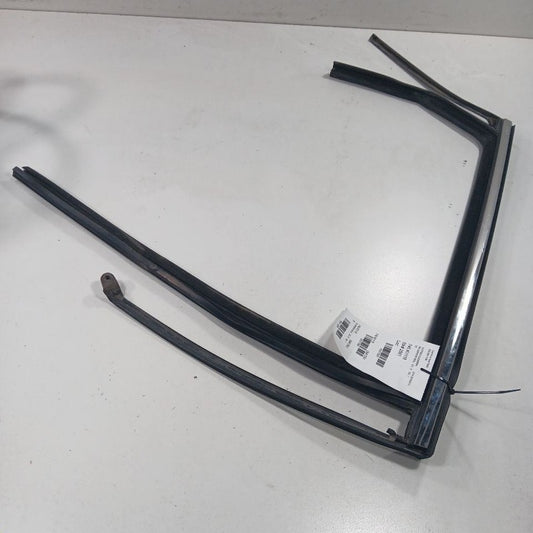 Kia Sorento Door Glass Window Seal Rubber Right Passenger Rear Back  2018 2017 