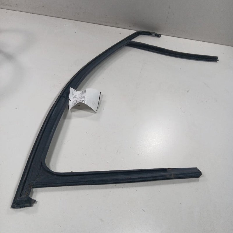 Kia Sorento Door Glass Window Seal Rubber Left Driver Front  2018 2017 2016