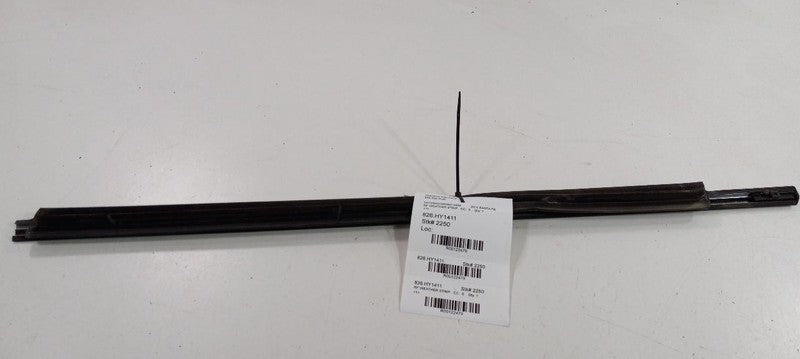 Hyundai Santa Fe Door Glass Window Weather Strip Trim Front Right Passenger 2010