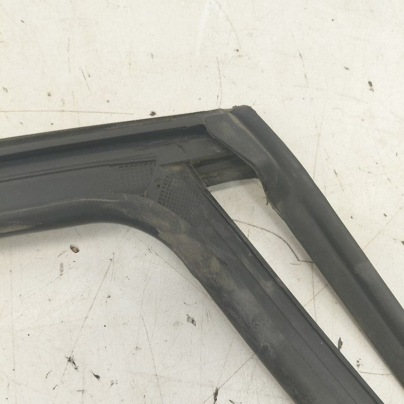 Kia Sorento Door Glass Window Seal Rubber Right Passenger Rear Back  2