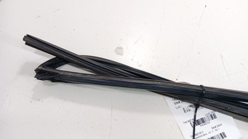 Mazda 3 Door Glass Window Seal Rubber Right Passenger Front 2010 2011 