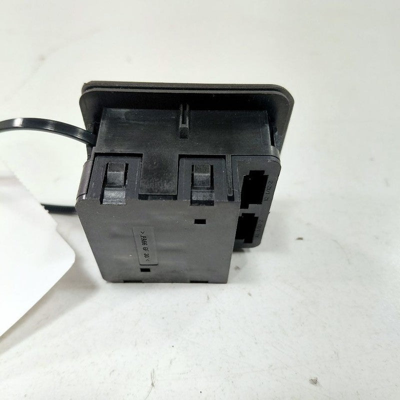 Chevy Malibu 120V Power Outlet 20919910 2019 2020 2021 2022