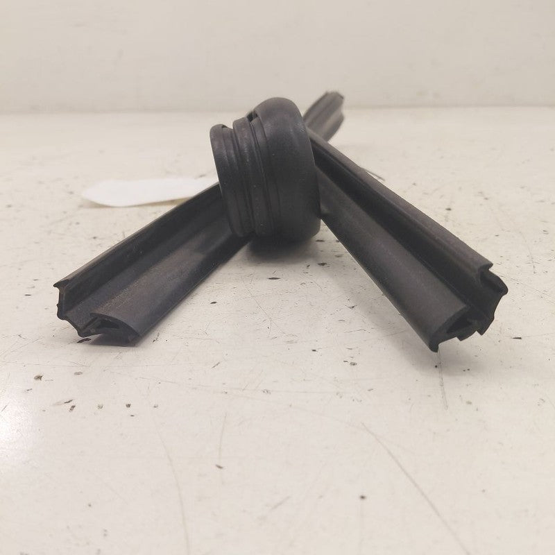 Kia Sportage Door Glass Window Seal Rubber Right Passenger Front  2020