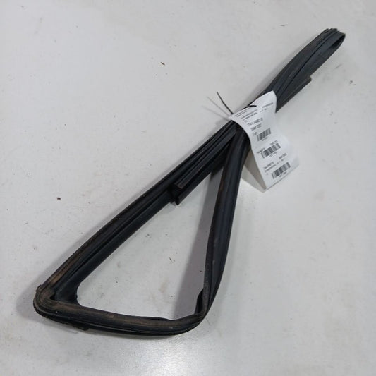 Grand Cherokee Door Glass Window Seal Rubber Left Driver Front  2017 2018 2019 