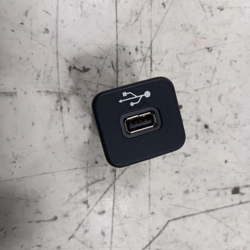 Jeep Renegade USB Plug In Hub Port  2015 2016 2017 2018 OEM