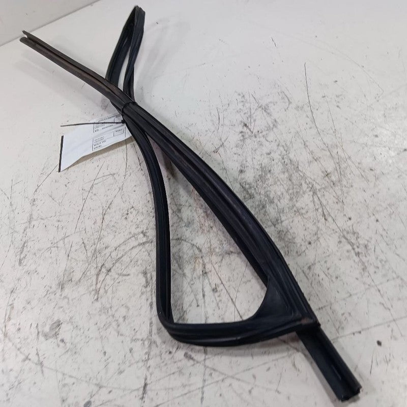 Subaru Forester Door Glass Window Seal Rubber Right Passenger Front  2