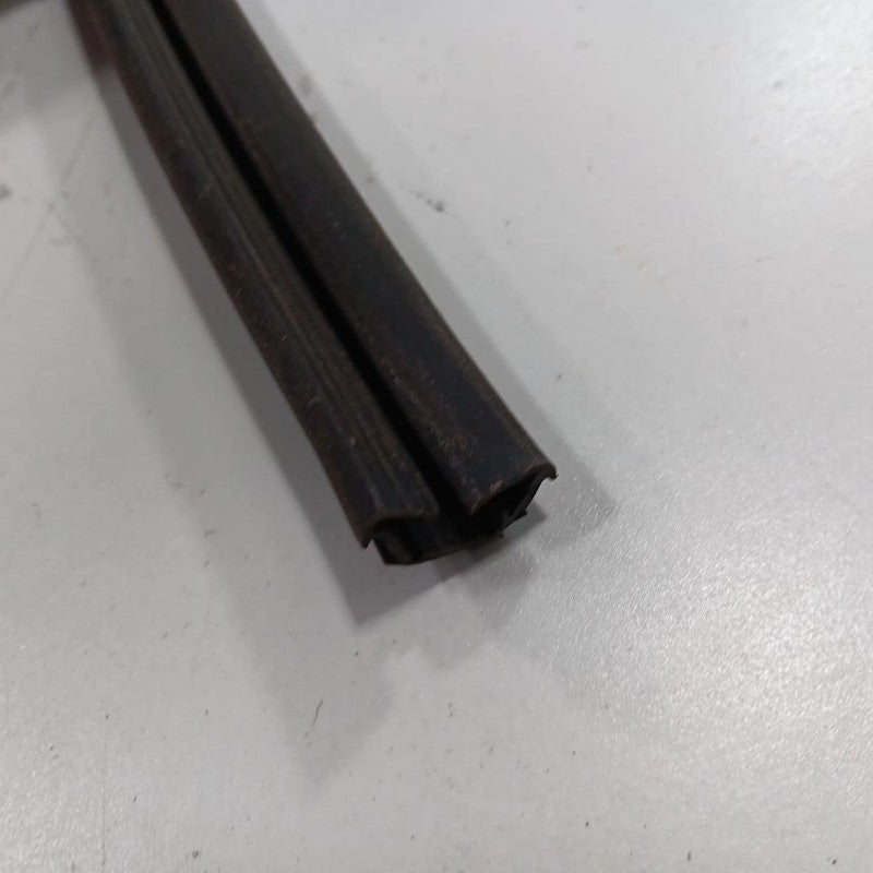 Subaru Outback Legacy Door Glass Window Seal Rubber Right Passenger Re