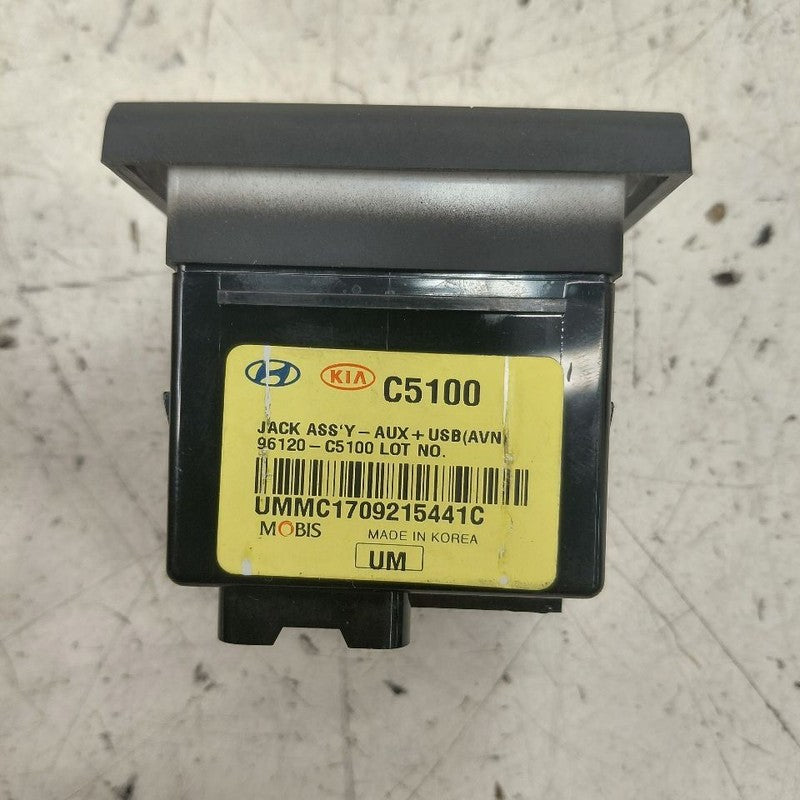Kia Sorento USB Plug In Hub Port  2018 2017 2016