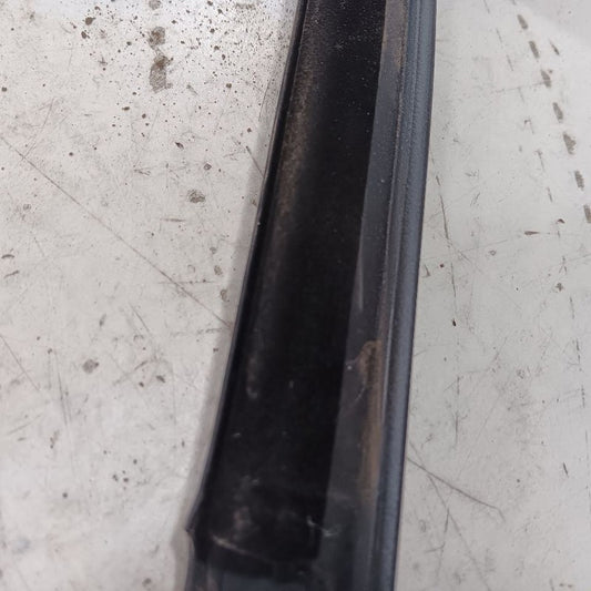 Jeep Renegade Door Glass Window Weather Strip Trim Front Right Passenger 2023 20