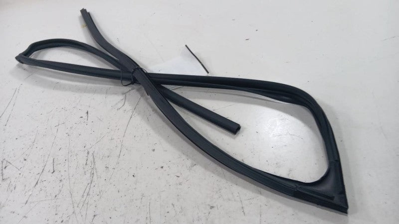 Subaru Impreza Door Glass Window Seal Rubber Right Passenger Front 202