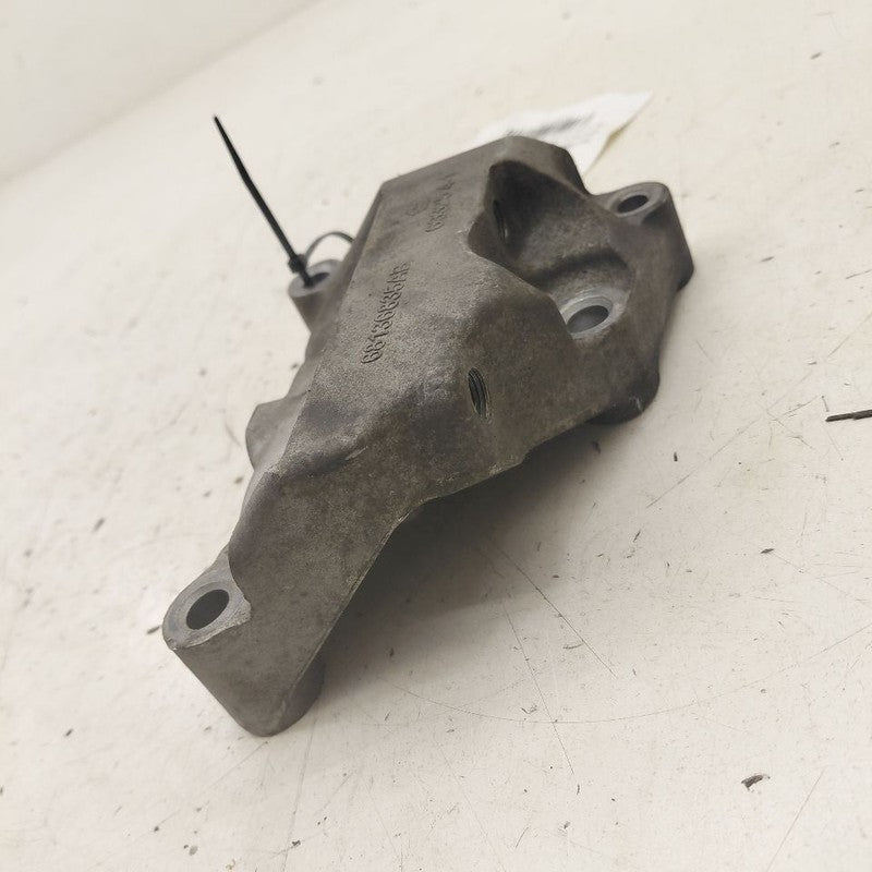 Jeep Cherokee Passenger Right Engine Mount Bracket  2019 2020 2021