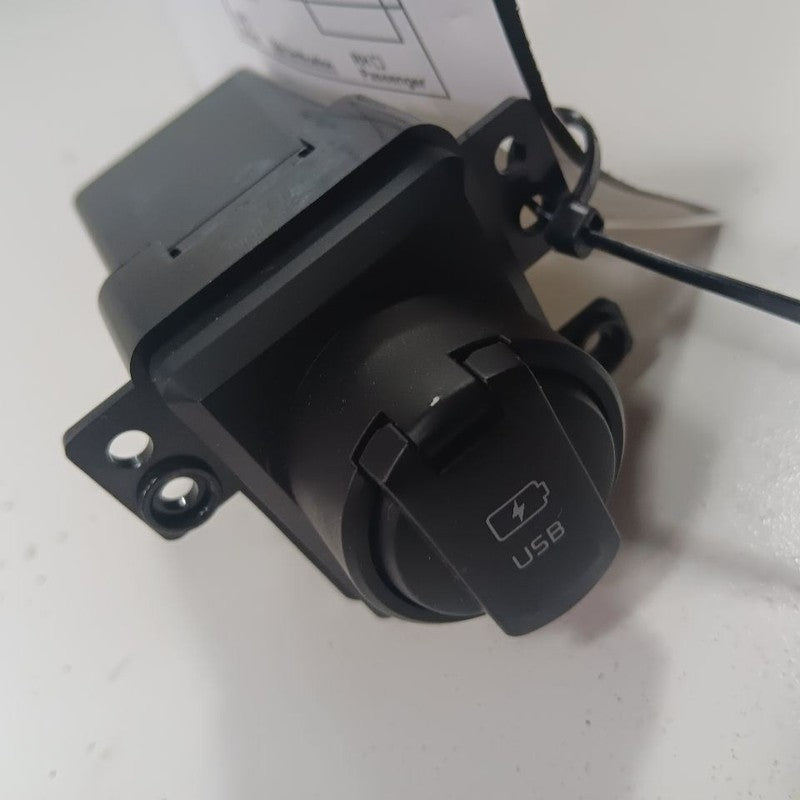 Kia Sorento USB Plug In Hub Port  2018 2017 2016 OEM
