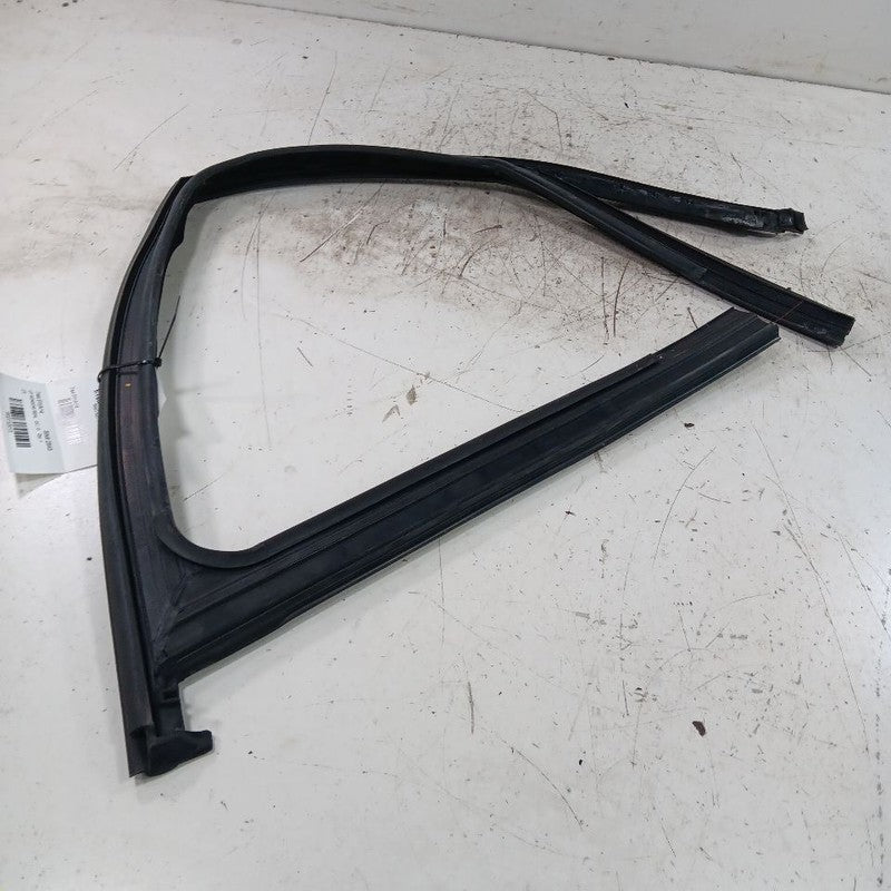 Fiat 500 Door Glass Window Seal Rubber Left Driver Front  2014 2015 20