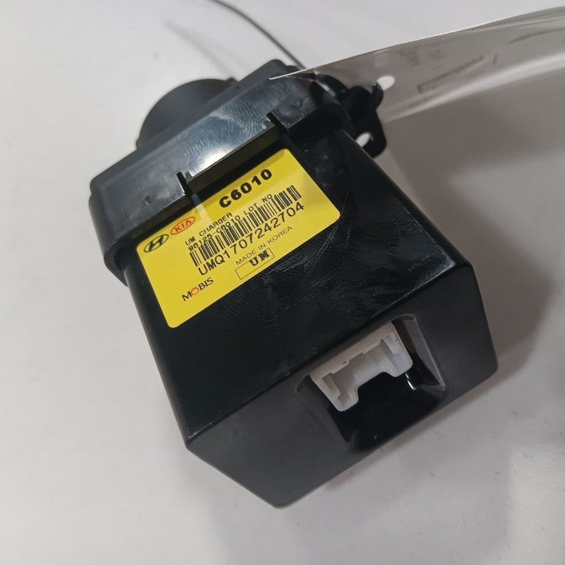 Kia Sorento USB Plug In Hub Port  2018 2017 2016 OEM