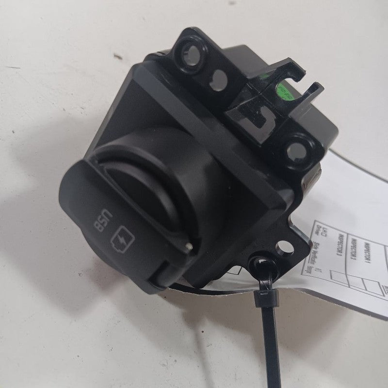 Kia Sorento USB Plug In Hub Port  2018 2017 2016 OEM