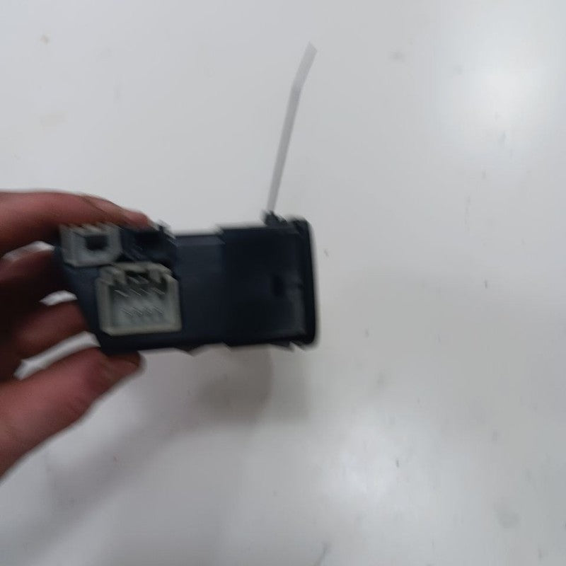Jeep Cherokee USB Plug In Hub Port  2015 2016 2017 OEM