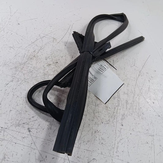 Kia Forte Door Glass Window Seal Rubber Left Rear Back  2015 2016 2017