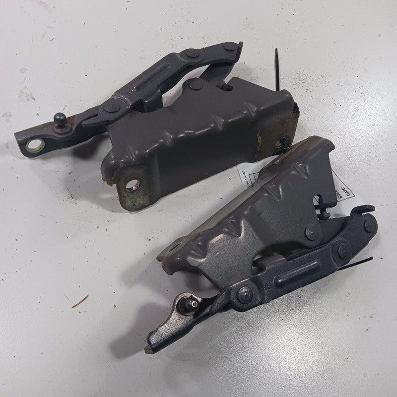 Kia Sorento Hood Hinge Set Left and Right  2018 2017 2016