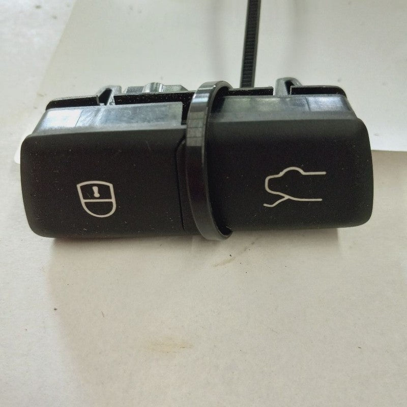 Alfa Romeo Stelvio Liftgate / Lock Switch {156129212} 2018 2019 2020 2