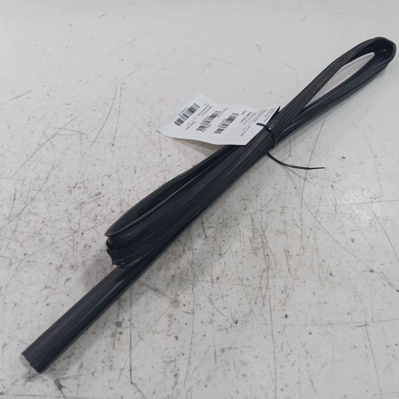 Hyundai Tucson Door Glass Window Seal Rubber Right Passenger Rear Back