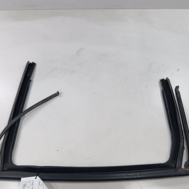 Jeep Cherokee Door Glass Window Seal Rubber Right Passenger Rear Back 