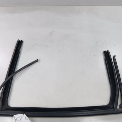 Jeep Cherokee Door Glass Window Seal Rubber Right Passenger Rear Back 