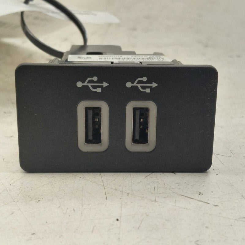 Ford Edge USB Plug In Hub Port  2018 2017 2016 2015