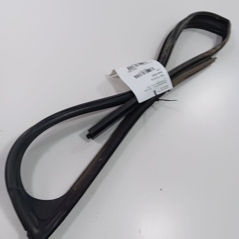 Toyota Yaris Door Glass Window Seal Rubber Right Passenger Front  2020