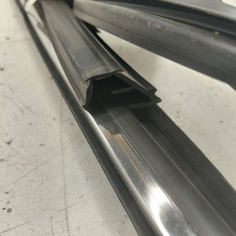 Jeep Cherokee Door Glass Window Seal Rubber Right Passenger Rear Back 