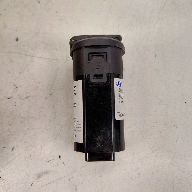 Hyundai Santa Fe USB Charging Port {96125S1500} 2019 2020