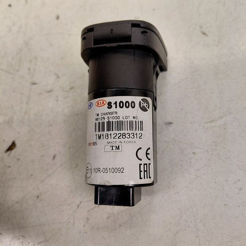 Hyundai Santa Fe USB Charging Port {96125S1000} 2019 2020