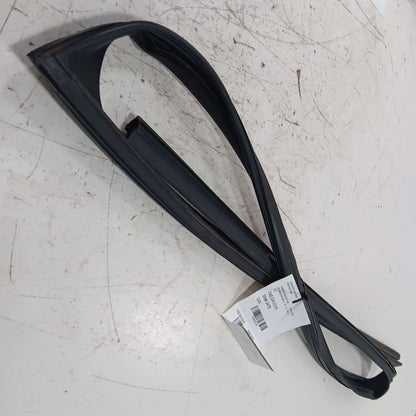 Nissan LEAF Door Glass Window Seal Rubber Right Passenger Front  2013 