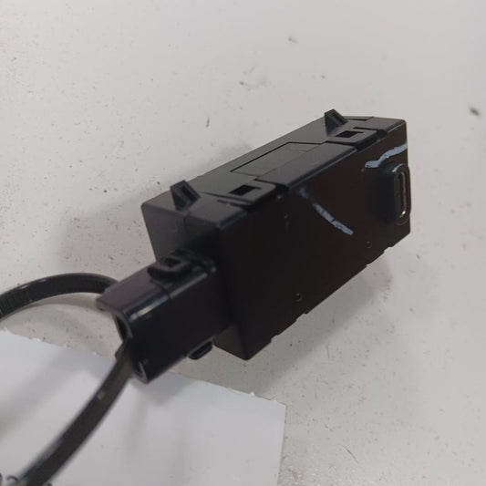 2025 GMC Acadia USB Plug In Hub Port 