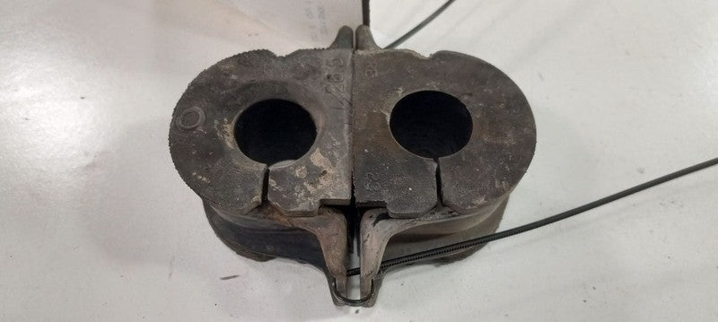 Cadillac SRX Sway Bar Bushing Mounting Bracket 2011 2012 2013 2014