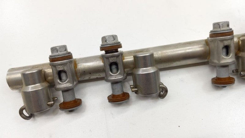 Chevy Malibu Fuel Rail Injection Injector Mount Bar 2014 2015 2016 2017 2018