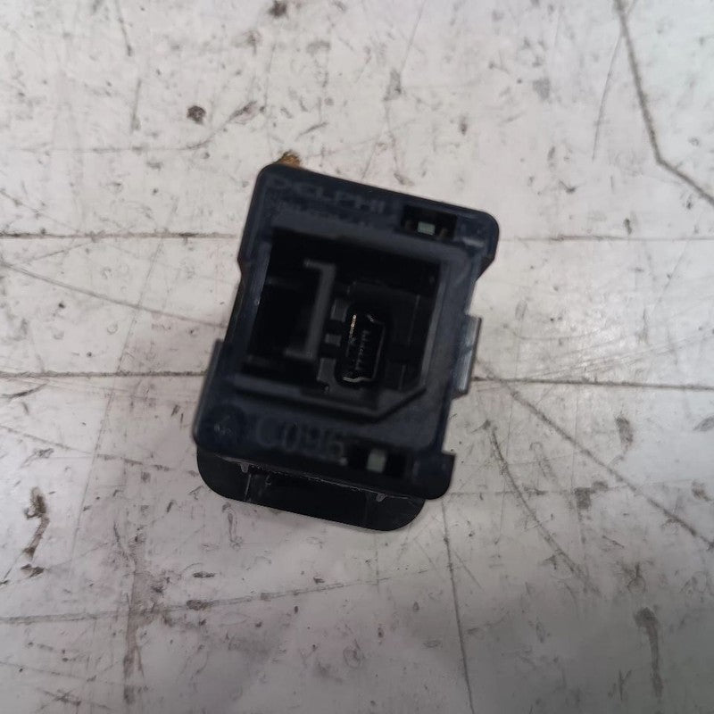 Jeep Renegade USB Plug In Hub Port  2015 2016 2017 2018 OEM